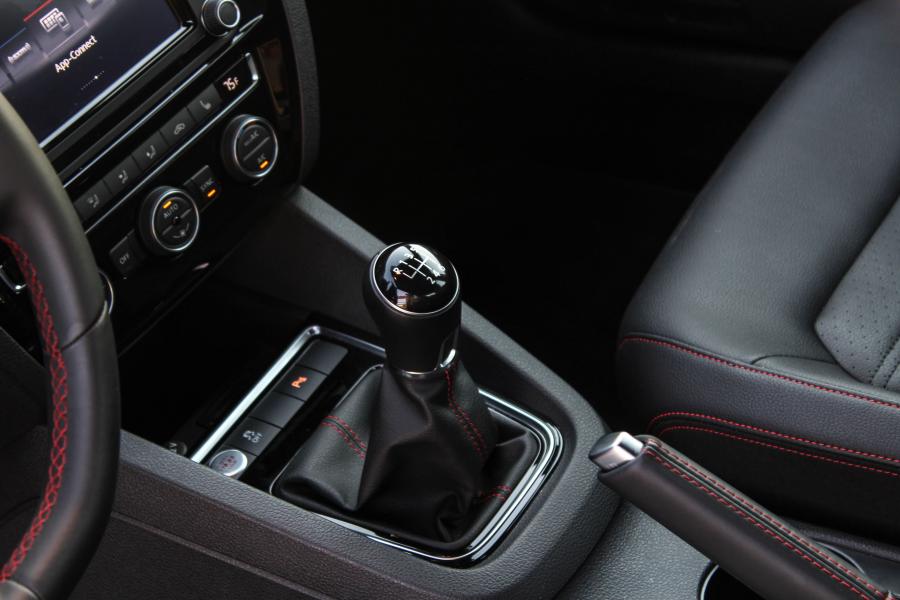 Детали интерьера Volkswagen Jetta GLI (Typ 1B) 2015 года  (NA) (фото 23 из 40)